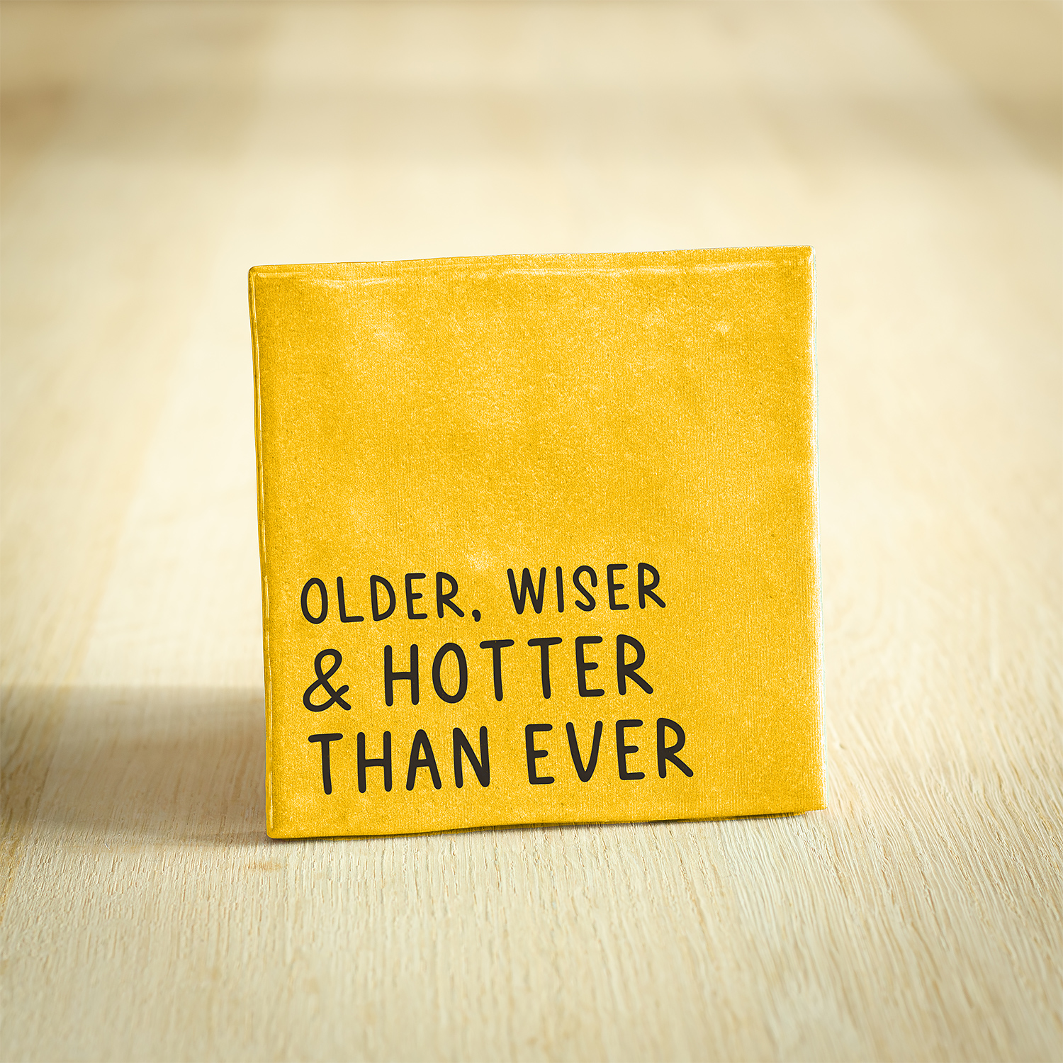 Tegeltje - Older, Wiser & Hotter Than Ever | Geel & Zwart | 10x10cm